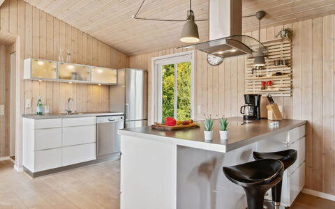 Gerhild - 300M from the Sea: Cucina, Controsoffitto, Mobilia, Interior Design, Pavimentazione, Lampada, Elettrodomestico Da Cucina, Legna, Soffitto, Cabinetry