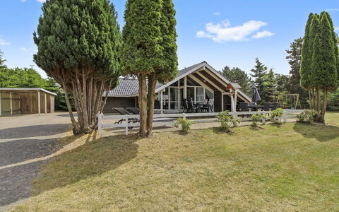 Dedo - 300M from the Sea: Tetto, Casa, Lotto, Casa, Villetta, Estate, Edifici Giardino, Shade, Log Cabin, Landscaping