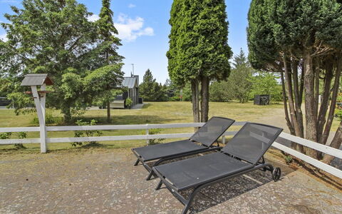 Dedo - 300M from the Sea: Tetto, Casa, Lotto, Casa, Villetta, Estate, Edifici Giardino, Shade, Log Cabin, Landscaping