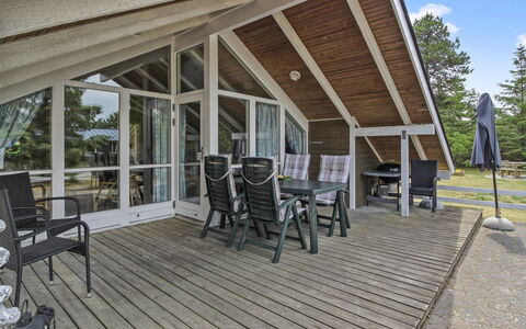 Dedo - 300M from the Sea: Tetto, Casa, Lotto, Casa, Villetta, Estate, Edifici Giardino, Shade, Log Cabin, Landscaping