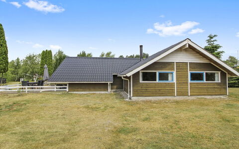 Dedo - 300M from the Sea: Tetto, Casa, Lotto, Casa, Villetta, Estate, Edifici Giardino, Shade, Log Cabin, Landscaping