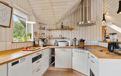 Stefani - 1Km from the Sea: Cucina, Controsoffitto, Pavimentazione, Legna, Interior Design, Soffitto, Elettrodomestico Da Cucina, Cabinetry, Lampada, Pavimento