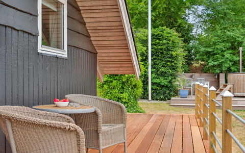 Stefani - 1Km from the Sea: Legna, Pavimento In Legno, Latifoglie, Pavimentazione, Deck, Plank, Color Legno, Portico, Mobili Da Esterno, Raccordo