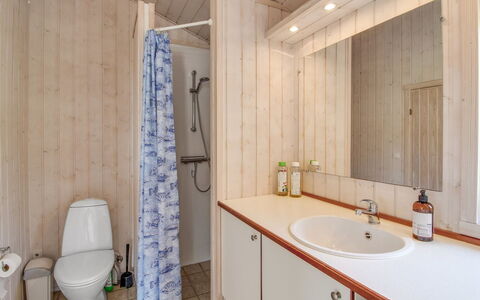 Lilla - 120M from the Sea: Legna, Idraulico Fixture, Pavimentazione, Pavimento, Lavandino Del Bagno, Lavello, Interior Design, Bagno, Rubinetto, Idraulico