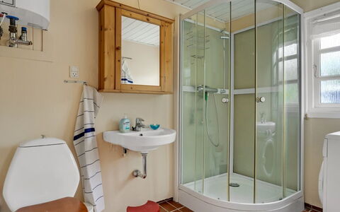 Vian - 200M from the Sea: Idraulico Fixture, Bagno, Pavimentazione, Pavimento, Interior Design, Toilet Seat, Lavandino Del Bagno, Lavello, Gabinetto, Idraulico