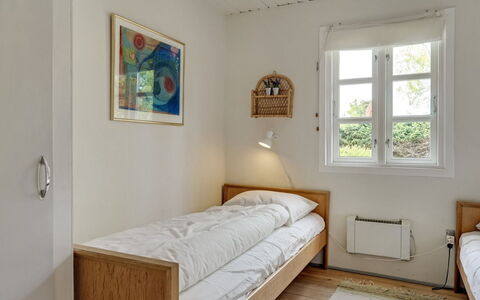 Vian - 200M from the Sea: Letto, Camera Da Letto, Parete, Bedding, Legna, Mobilia, Lenzuolo, Pavimento, Interior Design, Pavimentazione