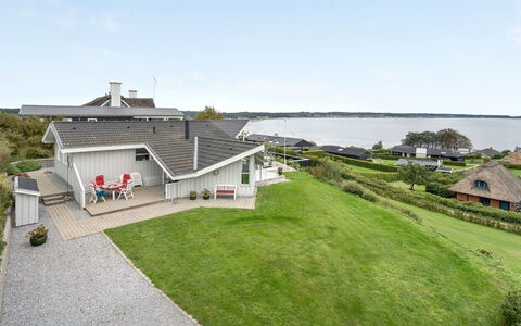 Eilen - 250M from the Sea: Tetto, Casa, Casa, Villetta, Porta, Raccordo, Deck, Portico, Plank, Latifoglie