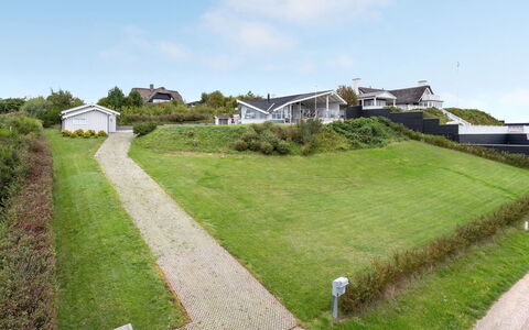 Eilen - 250M from the Sea: Tetto, Casa, Casa, Villetta, Porta, Raccordo, Deck, Portico, Plank, Latifoglie