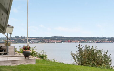 Eilen - 250M from the Sea: Tetto, Casa, Casa, Villetta, Porta, Raccordo, Deck, Portico, Plank, Latifoglie
