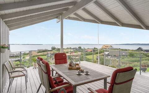 Eilen - 250M from the Sea: Tetto, Casa, Casa, Villetta, Porta, Raccordo, Deck, Portico, Plank, Latifoglie