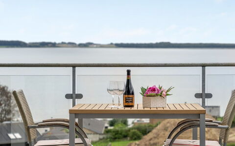 Eilen - 250M from the Sea: Tetto, Casa, Casa, Villetta, Porta, Raccordo, Deck, Portico, Plank, Latifoglie