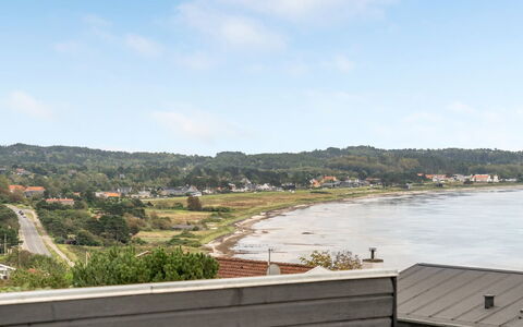 Eilen - 250M from the Sea: Tetto, Casa, Casa, Villetta, Porta, Raccordo, Deck, Portico, Plank, Latifoglie