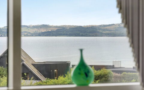 Eilen - 250M from the Sea: Tetto, Casa, Casa, Villetta, Porta, Raccordo, Deck, Portico, Plank, Latifoglie