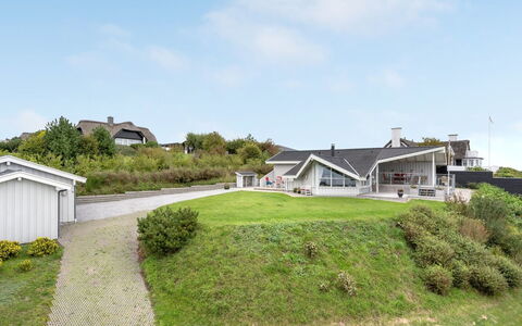 Eilen - 250M from the Sea: Tetto, Casa, Casa, Villetta, Porta, Raccordo, Deck, Portico, Plank, Latifoglie