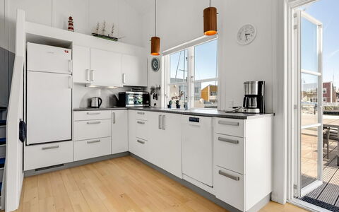 Milo - 5M from the Sea: Cucina, Controsoffitto, Elettrodomestico Da Cucina, Cabinetry, Apparecchio Major, Pavimentazione, Interior Design, Lavello, Legna, Mobilia