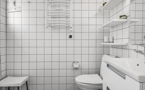 Milo - 5M from the Sea: Idraulico Fixture, Pavimentazione, Bagno, Pavimento, Interior Design, Idraulico, Gabinetto, Lavello, Toilet Seat, Piastrella