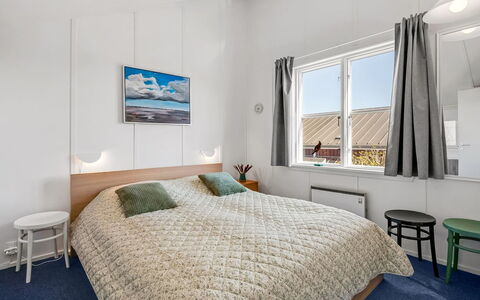 Milo - 5M from the Sea: Camera Da Letto, Interior Design, Pavimento, Letto, Soffitto, Mobilia, Casa, Lenzuolo, Appartamento, Telaio Del Letto