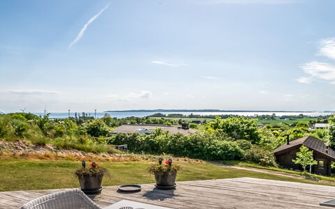 Sarita - 1Km from the Sea: Cielo, Arbusto, Paesaggio, Lotto, Nube, Landscaping, Giardino, Shade, Sedia