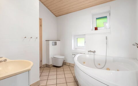 Sarita - 1Km from the Sea: Interior Design, Pavimentazione, Idraulico Fixture, Pavimento, Bagno, Legna, Soffitto, Vasca Da Bagno, Rubinetto, Idraulico