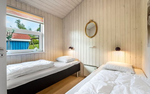 Sarita - 1Km from the Sea: Legna, Camera Da Letto, Letto, Lenzuolo, Soffitto, Bedding, Telaio Del Letto, Pavimento, Porta, Latifoglie