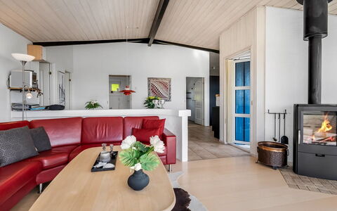 Sarita - 1Km from the Sea: Mobilia, Interior Design, Pavimentazione, Legna, Soffitto, Pavimento, Soggiorno, Divano, Camera, Illuminazione