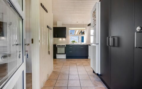 Sarita - 1Km from the Sea: Pavimentazione, Interior Design, Pavimento, Cucina, Legna, Soffitto, Controsoffitto, Apparecchio Major, Elettrodomestico Da Cucina, Mobilia