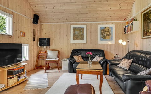 Fiallar - 7.5Km from the Sea: Zona Residenziale, Tetto, Sobborgo, Driveway, Estate, Camino