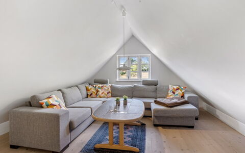 Eva - 1.5Km to the Fjord: Pavimentazione, Interior Design, Mobilia, Legna, Pavimento, Divano, Soggiorno, Camera, Illuminazione, Casa