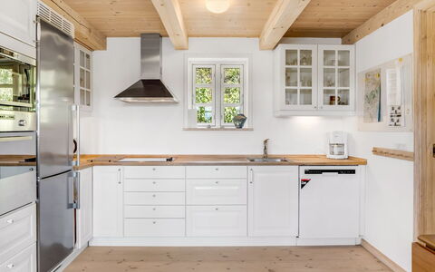 Eva - 1.5Km to the Fjord: Cucina, Pavimentazione, Legna, Controsoffitto, Interior Design, Cabinetry, Elettrodomestico Da Cucina, Mobilia, Soffitto, Apparecchio Major