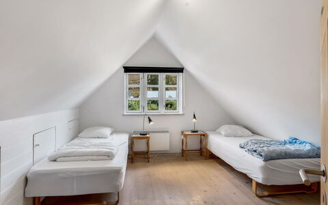 Eva - 1.5Km to the Fjord: Legna, Interior Design, Camera Da Letto, Pavimentazione, Pavimento, Letto, Soffitto, Mobilia, Camera, Telaio Del Letto