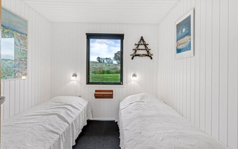 Hila - 900M from the Sea: Legna, Camera Da Letto, Pavimento, Letto, Soffitto, Pavimentazione, Telaio Del Letto, Bedding, Lenzuolo, Latifoglie