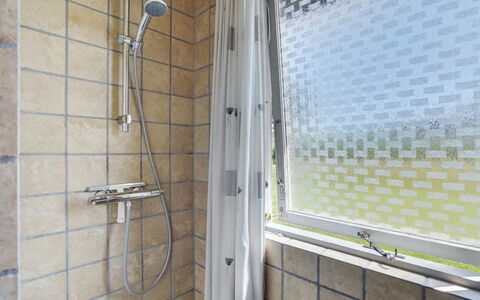 Hila - 900M from the Sea: Parete, Interior Design, Pavimentazione, Pavimento, Bagno, Idraulico Fixture, Idraulico, Materiale Composito, Doccia, Bicchiere
