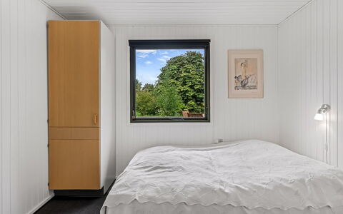 Hila - 900M from the Sea: Parete, Legna, Camera Da Letto, Interior Design, Soffitto, Pavimento, Letto, Lenzuolo, Bedding, Telaio Del Letto