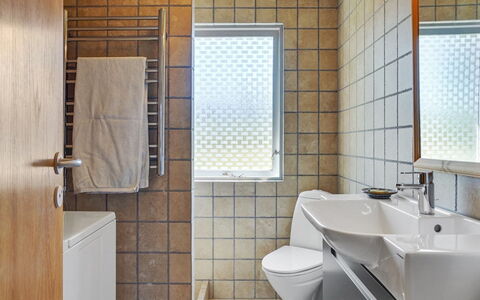Hila - 900M from the Sea: Bagno, Idraulico Fixture, Parete, Pavimentazione, Interior Design, Lavello, Pavimento, Lavandino Del Bagno, Rubinetto, Idraulico