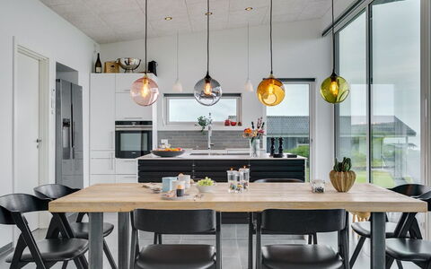 Alyna - 200M from the Sea: Mobilia, Interior Design, Lampada, Pavimentazione, Lampadario, Legna, Soffitto, Cucina & Sala Da Pranzo Tavolo, Pavimento, Sala Da Pranzo