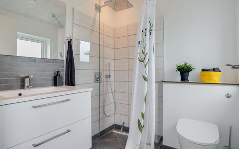 Alyna - 200M from the Sea: Pavimentazione, Idraulico Fixture, Bagno, Interior Design, Pavimento, Mobiletto Del Bagno, Idraulico, Rubinetto, Lavello, Piastrella