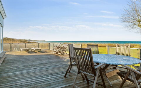 Dzavid - 10M from the Sea: Casa, Tetto, Casa, Porta, Villetta, Shade, Giardino, Groundcover, Portico, Cortile
