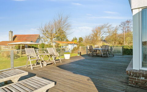 Dzavid - 10M from the Sea: Casa, Tetto, Casa, Porta, Villetta, Shade, Giardino, Groundcover, Portico, Cortile