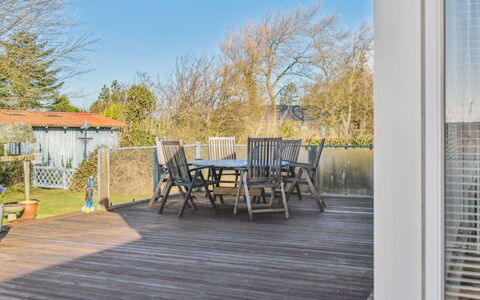 Dzavid - 10M from the Sea: Casa, Tetto, Casa, Porta, Villetta, Shade, Giardino, Groundcover, Portico, Cortile