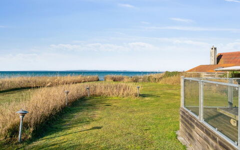 Dzavid - 10M from the Sea: Casa, Tetto, Casa, Porta, Villetta, Shade, Giardino, Groundcover, Portico, Cortile