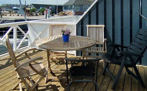 Knud - 2M from the Sea: Tetto, Casa, Lotto, Casa, Villetta, Estate, Edifici Giardino, Shade, Log Cabin, Landscaping