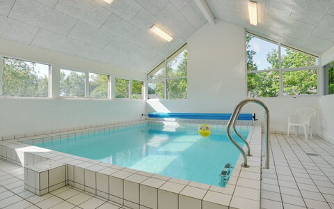 Aimy - 350M from the Sea: Tetto, Casa, Lotto, Casa, Villetta, Estate, Edifici Giardino, Shade, Log Cabin, Landscaping