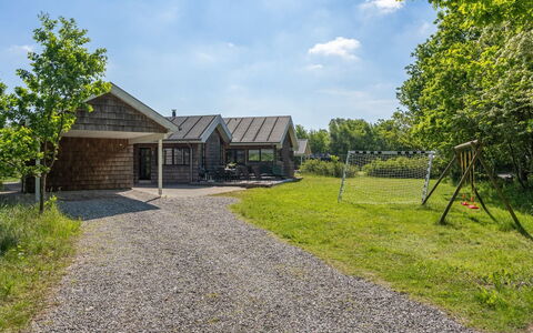 Aimy - 350M from the Sea: Tetto, Casa, Lotto, Casa, Villetta, Estate, Edifici Giardino, Shade, Log Cabin, Landscaping