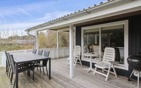 Iris - 300M from the Sea: Tetto, Casa, Casa, Villetta, Porta, Raccordo, Deck, Portico, Plank, Latifoglie