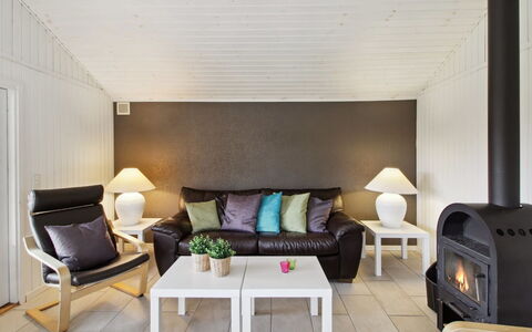 Iris - 300M from the Sea: Tetto, Casa, Casa, Villetta, Porta, Raccordo, Deck, Portico, Plank, Latifoglie