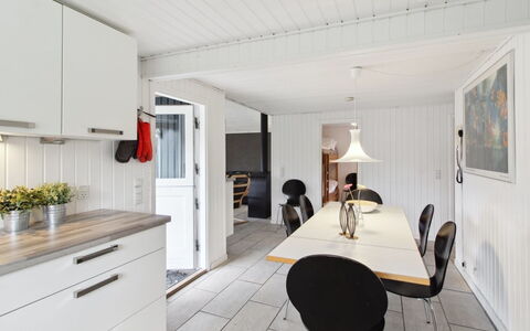 Iris - 300M from the Sea: Tetto, Casa, Casa, Villetta, Porta, Raccordo, Deck, Portico, Plank, Latifoglie