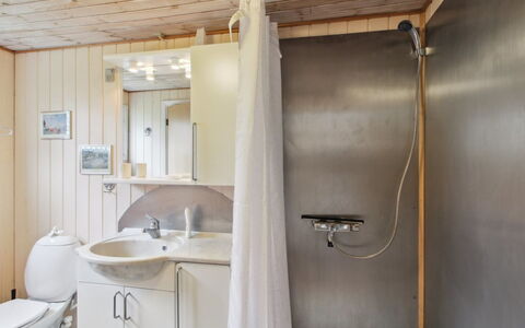 Iris - 300M from the Sea: Tetto, Casa, Casa, Villetta, Porta, Raccordo, Deck, Portico, Plank, Latifoglie