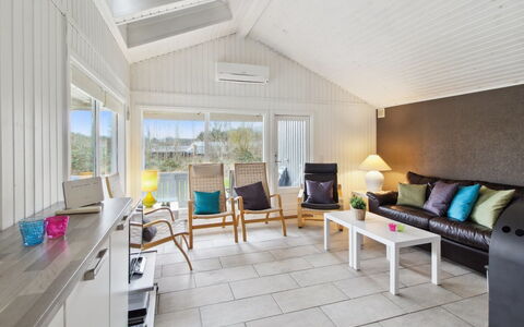 Iris - 300M from the Sea: Tetto, Casa, Casa, Villetta, Porta, Raccordo, Deck, Portico, Plank, Latifoglie