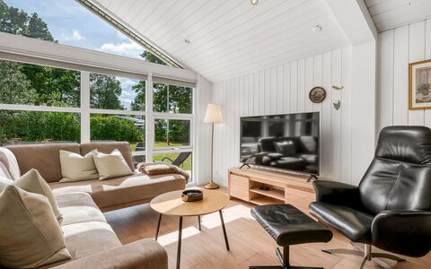 Hermand - 700M from the Sea: Mobilia, Interior Design, Pavimentazione, Legna, Pavimento, Soffitto, Pavimento In Legno, Sedia, Tavolo, Illuminazione