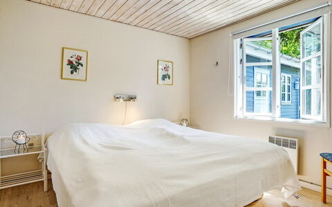 Edele - 800M from the Sea: Parete, Pavimento, Interior Design, Pavimentazione, Camera Da Letto, Legna, Soffitto, Letto, Lenzuolo, Pavimento In Legno